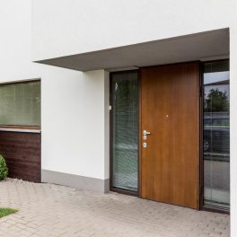 Fa bejárati ajtók